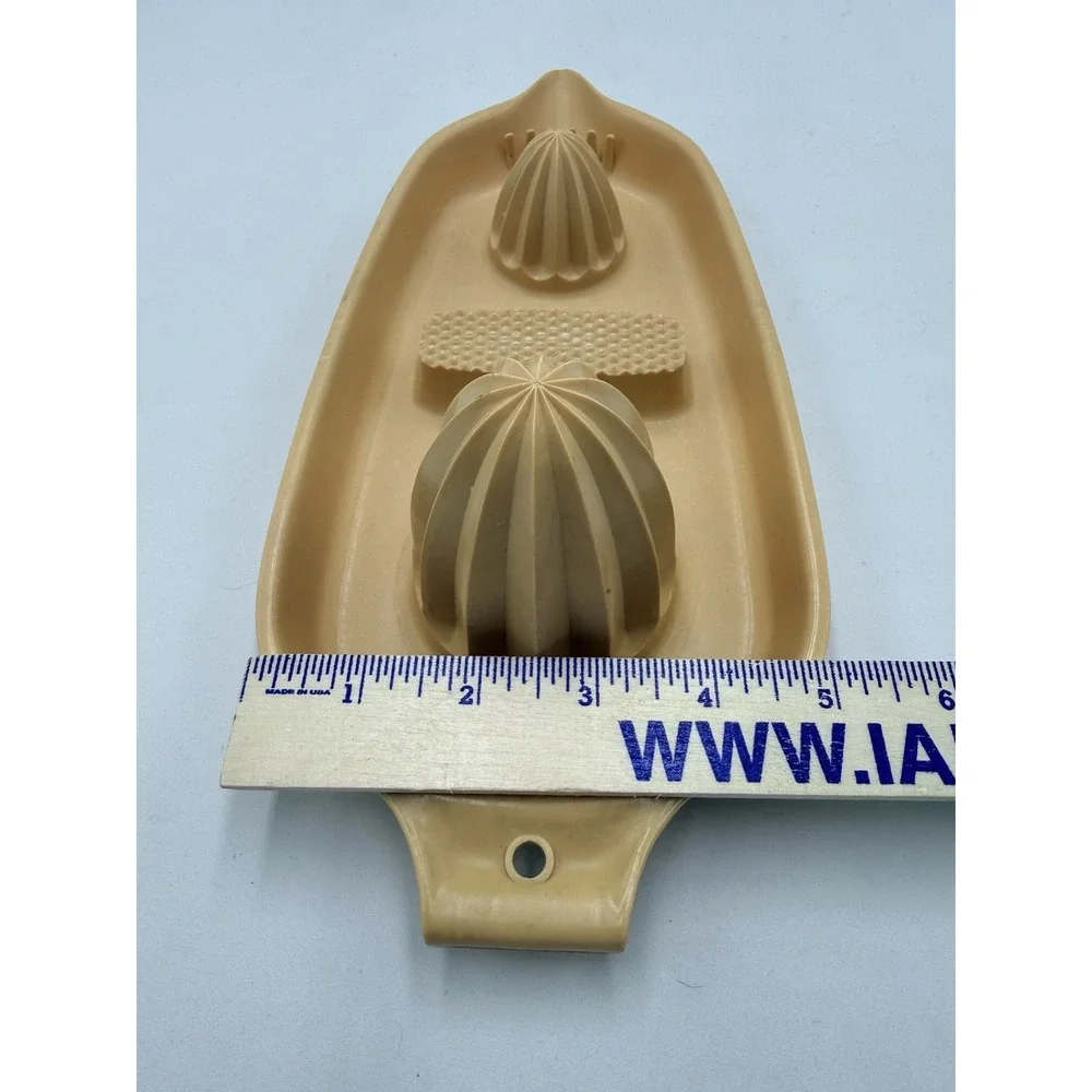 Hutzler Citrus Juicer Manual Tan 11.5in Good Vintage 1970 Item 55 Dual Reamer